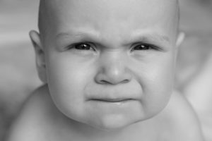 Baby liegt nackt auf dem Bauch, Blick in die Kamera, Mimik, Portrait Baby liegt nackt auf dem Bauch, Blick in die Kamera, Mimik, Portrait